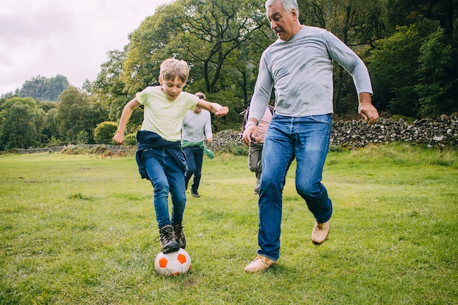 Opa und Enkel beim Fußballspielen