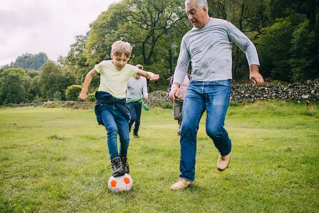 Opa und Enkel beim Fußballspielen